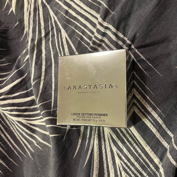 Anastasia Beverly Hills - Translucent Translucent Loose  NEW! Anastasia Beverly Hills Loose Setting Powder - Translucent